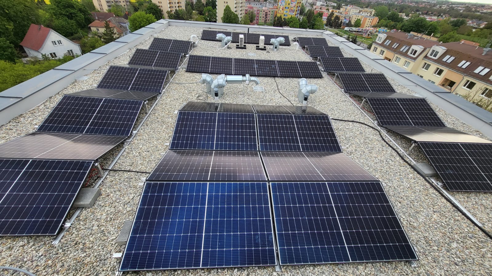 Řídící systém pro fotovoltaický ohřev vody 40kWp pro bytový dům ve Znojmě. 40Kwp.