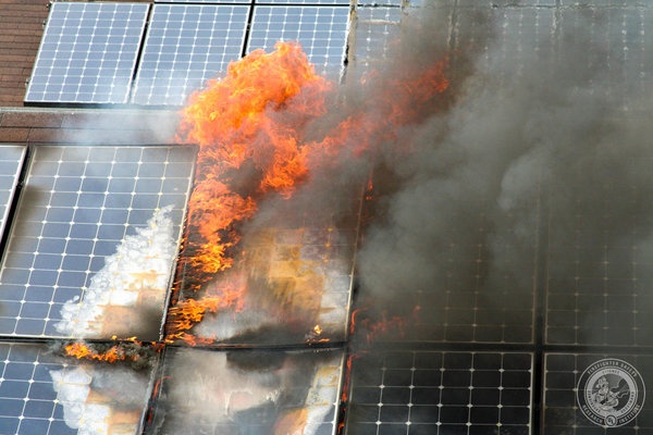 Požárů fotovoltaik přibývá, podle komory za to mohou neodborné instalace